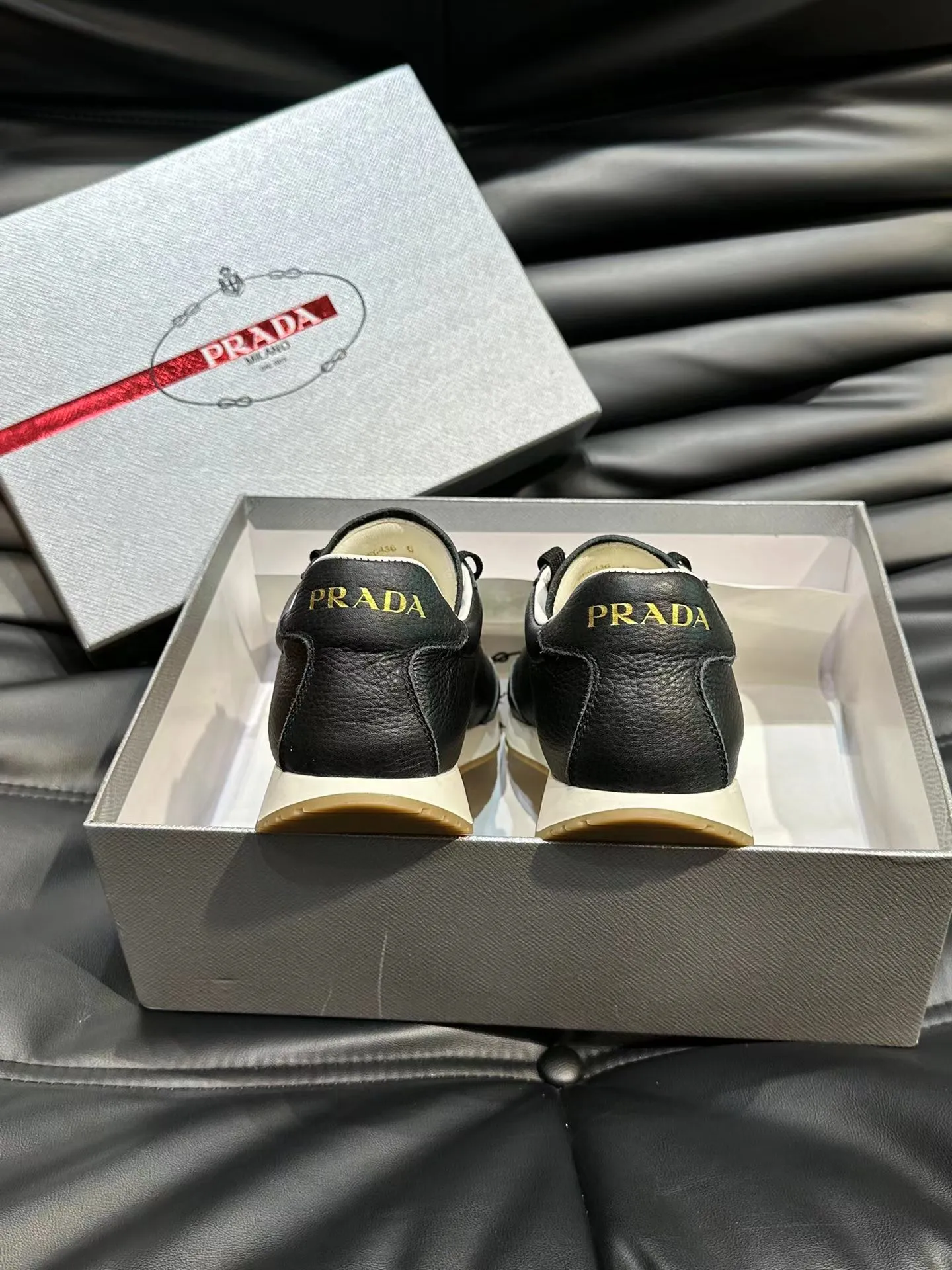 P400 38-45 Prada Prada’s new men’s leather sneakers, the highest version on the market, any comparison is welcome🆚! The original leather has excellent texture and is super high-end! Fetal sheep net lining imported from Italy, removable pad! Luxurious materials and fine workmanship, highly recommended!